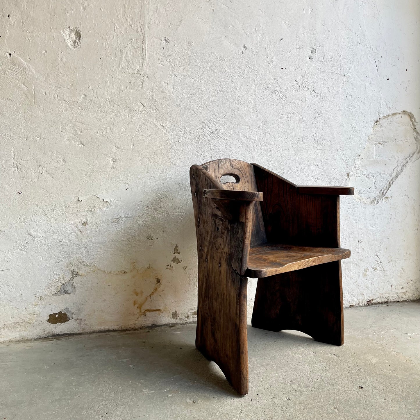 A Pair Of Vintage Elm Armchairs - #1865